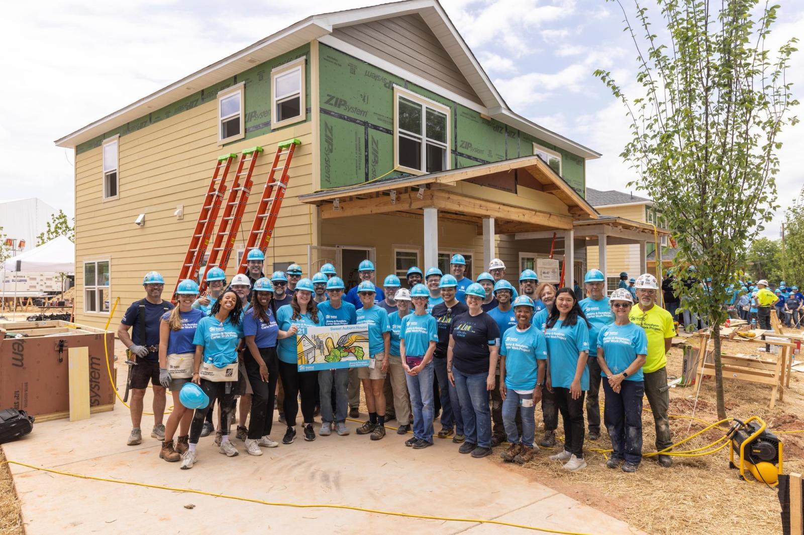 House 21 volunteers posing as group.