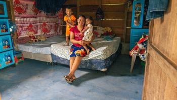 En Petén, Guatemala, Kathy ha notado una mejora en la salud de sus hijos después de instalar un piso de concreto.