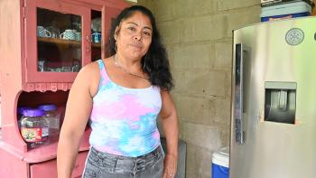 Una mujer dentro de su casa