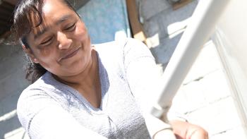 Una mujer lavándose las manos