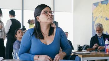 Una mujer pone atención durante una Conferencia