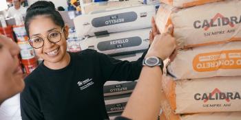 Una mujer en una tienda de materiales de construcción