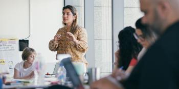 Una mujer dando una conferencia