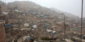Montaña altamente poblada con casas de autoconstrucción 