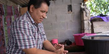 Un hombre lavándose las manos