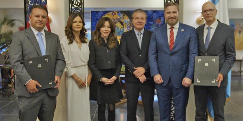 Álvaro Herrera, presidente de Hábitat para la Humanidad Guatemala, junto a los representantes de la Fundación Mario López Estrada, el Embajador de Estados Unidos Tobey Bradley durante la firma del convenio Pisos para la prosperidad en Guatemala. 