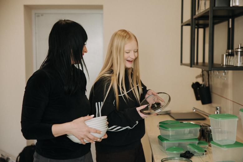 Yuliia2 (with daughter).JPG 